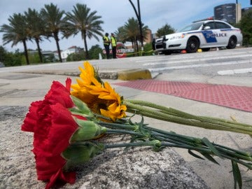 Flores para recordar a las víctimas de la matanza de Orlando Flores para recordar a las víctimas de la matanza de Orlando