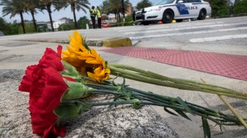 Flores para recordar a las víctimas de la matanza de Orlando