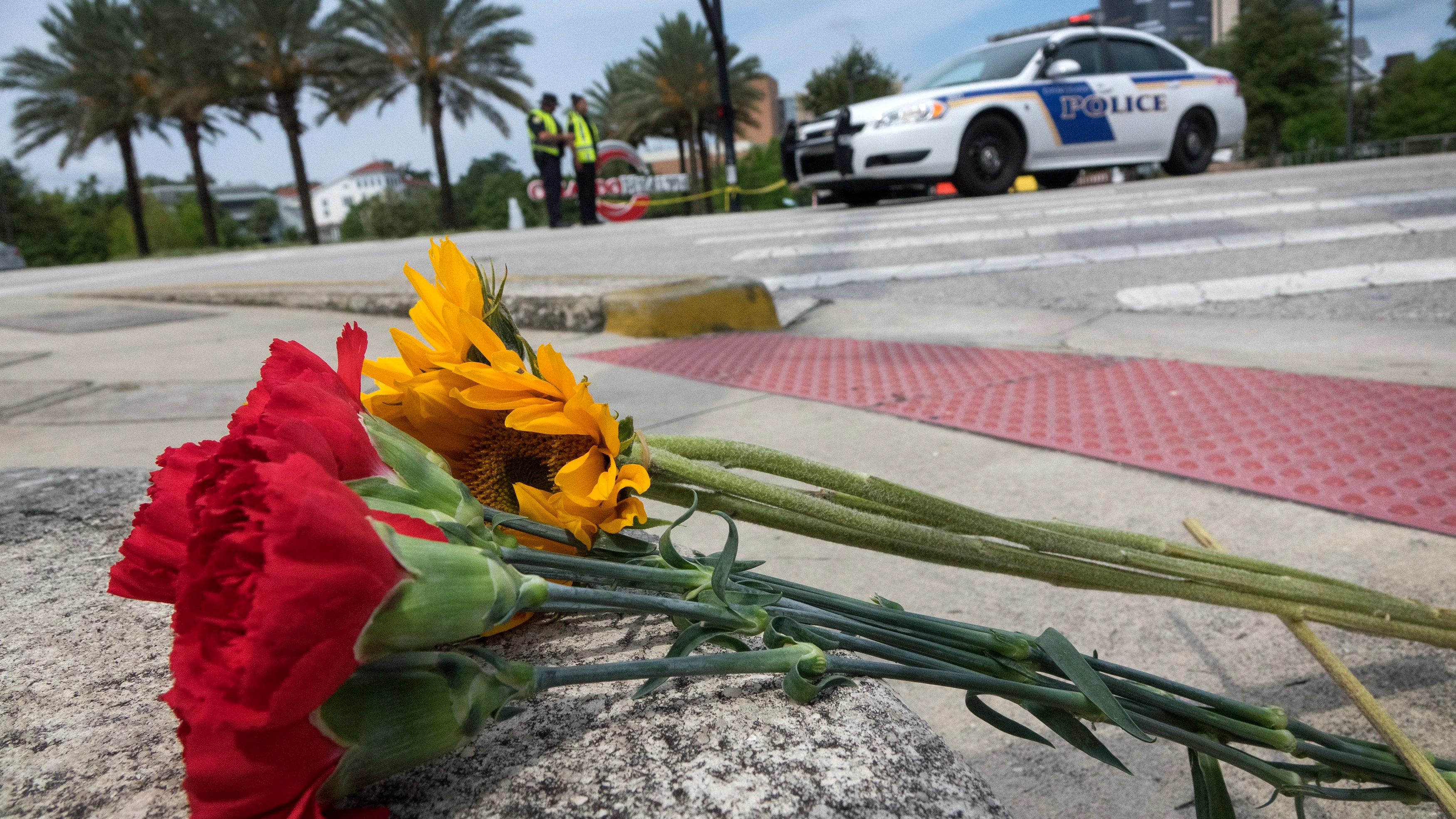 Flores para recordar a las víctimas de la matanza de Orlando