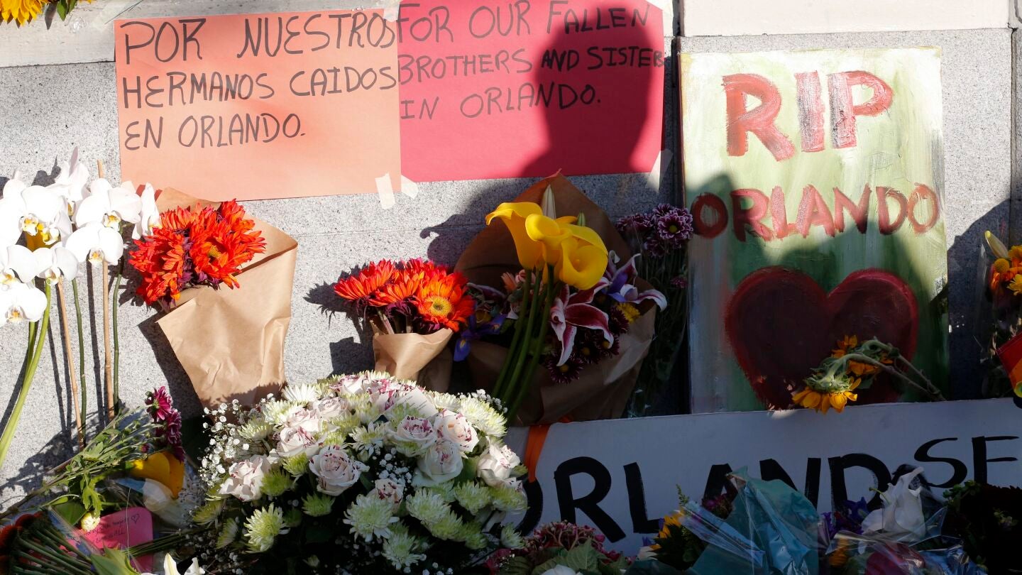 Flores en recuerdo de las v&iacute;ctimas de la masacre de Orlando