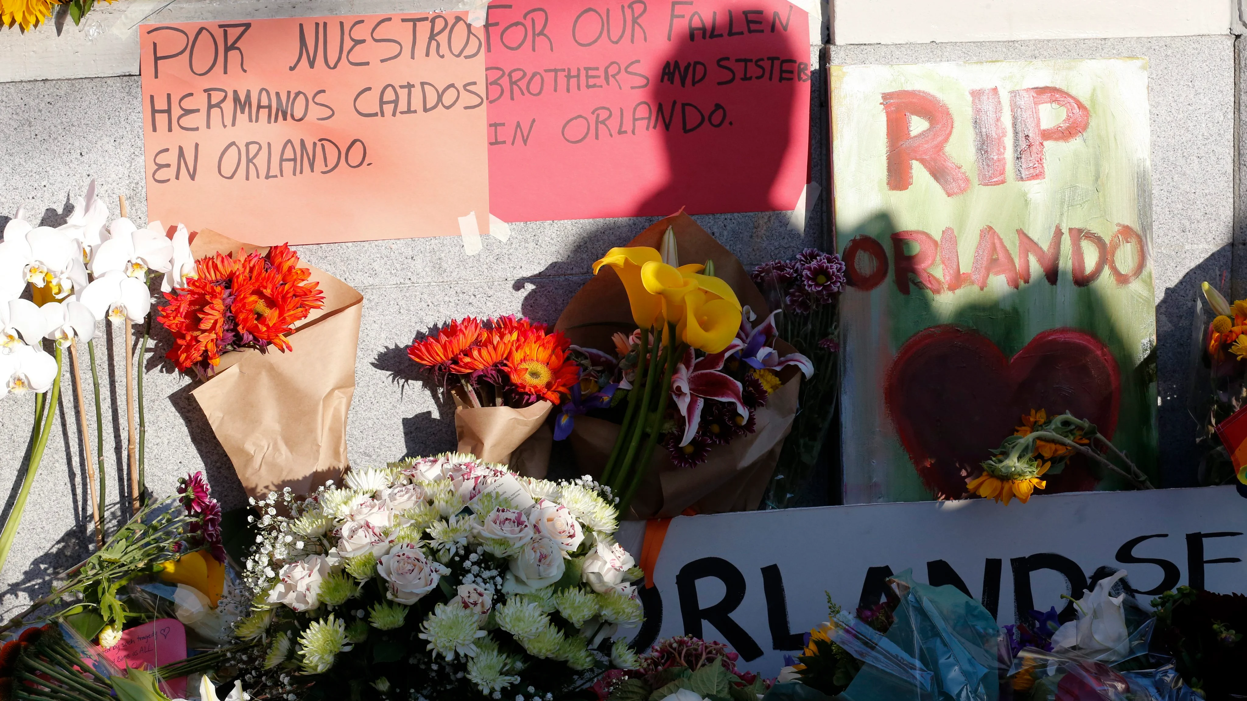 Flores en recuerdo de las víctimas de la masacre de Orlando