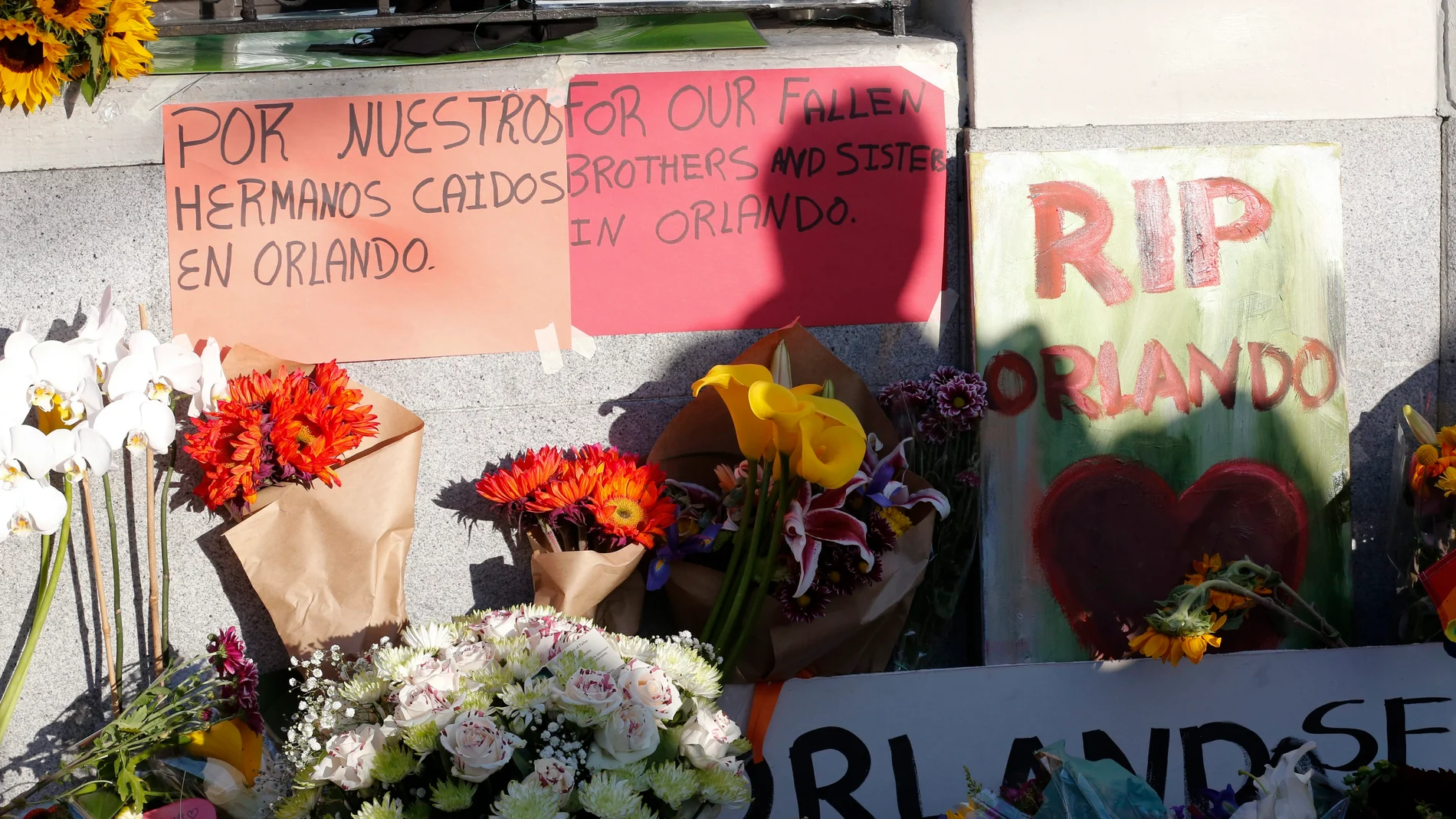 Una multitud asiste a una vigilia en San Francisco en recuerdo a las víctimas