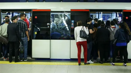 Un vagón del metro de Madrid atestado de gente. Un vagón del metro de Madrid atestado de gente.