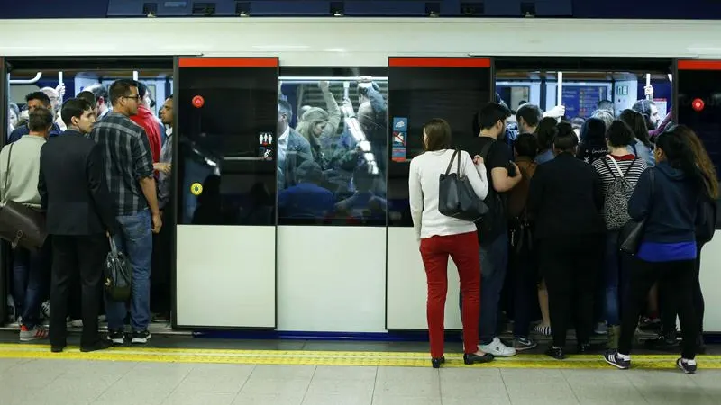 Un vagón del metro de Madrid atestado de gente.