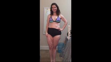 Lesley Miller mostrando la primera vez que usa bikini