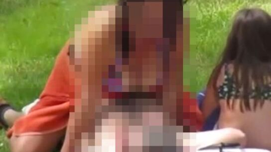 Una pareja mantiene sexo al lado de una menor