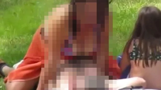 Una pareja mantiene sexo al lado de una menor Una pareja mantiene sexo al lado de una menor