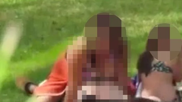 Graban a una pareja teniendo sexo al lado de una menor