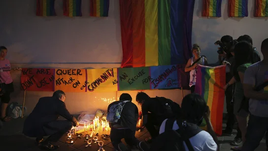 Varias personas encienden una vela en memoria de las victimas del ataque  Varias personas encienden una vela en memoria de las victimas del ataque