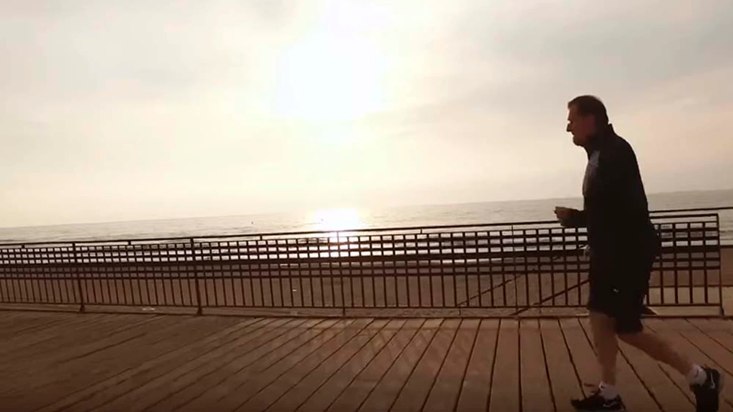 Rajoy sale a caminar por Torrevieja en su nuevo vídeo electoral Rajoy sale a caminar por Torrevieja en su nuevo vídeo electoral