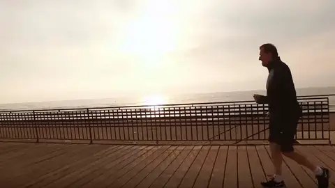 Rajoy sale a caminar por Torrevieja en su nuevo vídeo electoral Rajoy sale a caminar por Torrevieja en su nuevo vídeo electoral