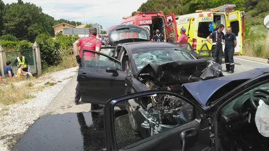 Agentes de la Policía Foral y miembros del cuerpo de Bomberos de Navarra trabajan en un accidente en la N121 este domingo. Agentes de la Policía Foral y miembros del cuerpo de Bomberos de Navarra trabajan en un accidente en la N121 este domingo.