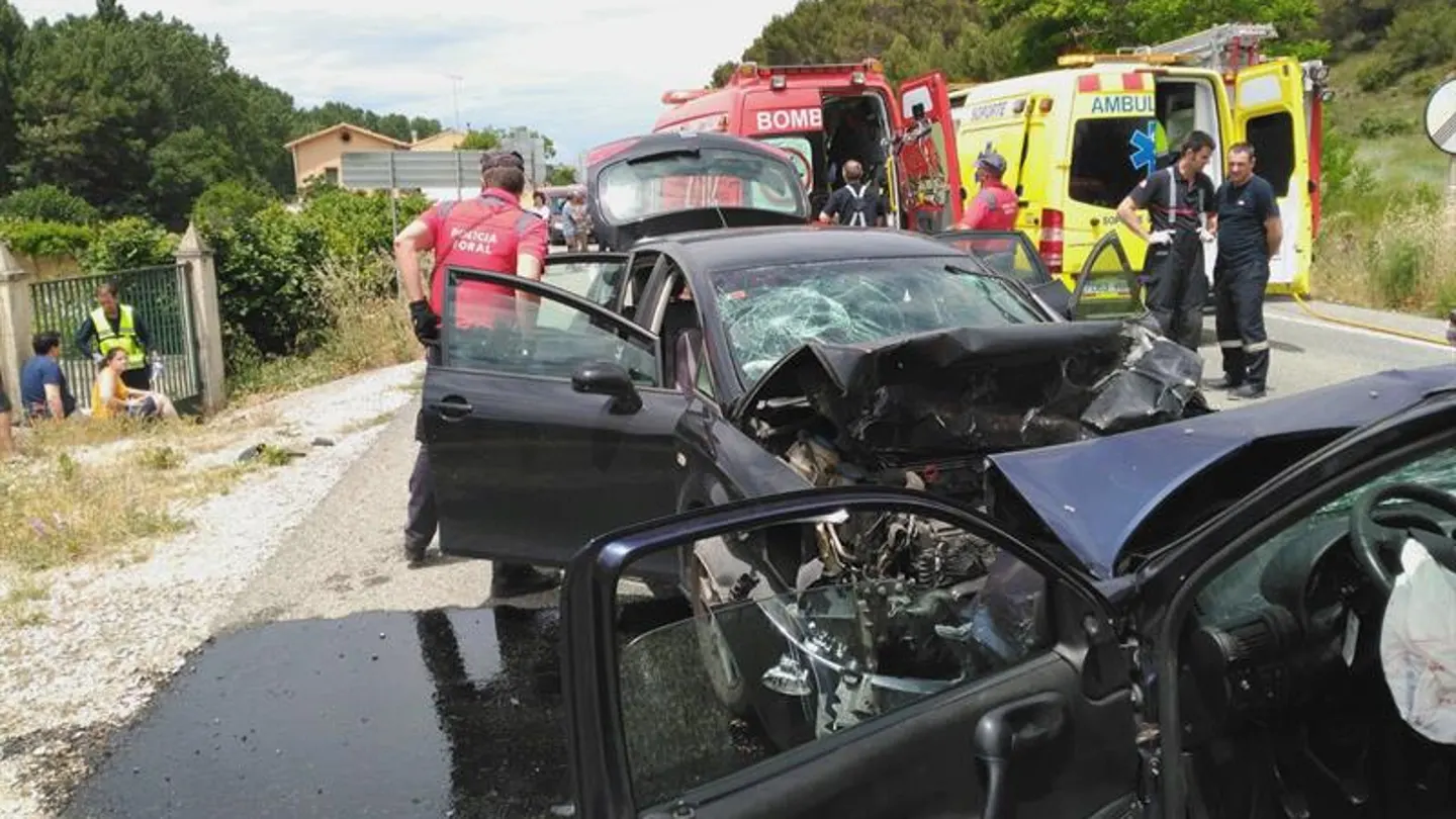 Agentes de la Policía Foral y miembros del cuerpo de Bomberos de Navarra trabajan en un accidente en la N121 este domingo. Agentes de la Policía Foral y miembros del cuerpo de Bomberos de Navarra trabajan en un accidente en la N121 este domingo.