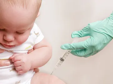 Vacunando a un bebé Vacunando a un bebé