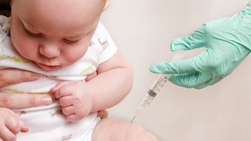 Vacunando a un bebé