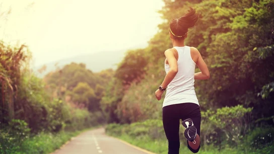 Una mujer haciendo una ruta de running Una mujer haciendo una ruta de running