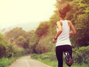 Una mujer haciendo una ruta de running Una mujer haciendo una ruta de running