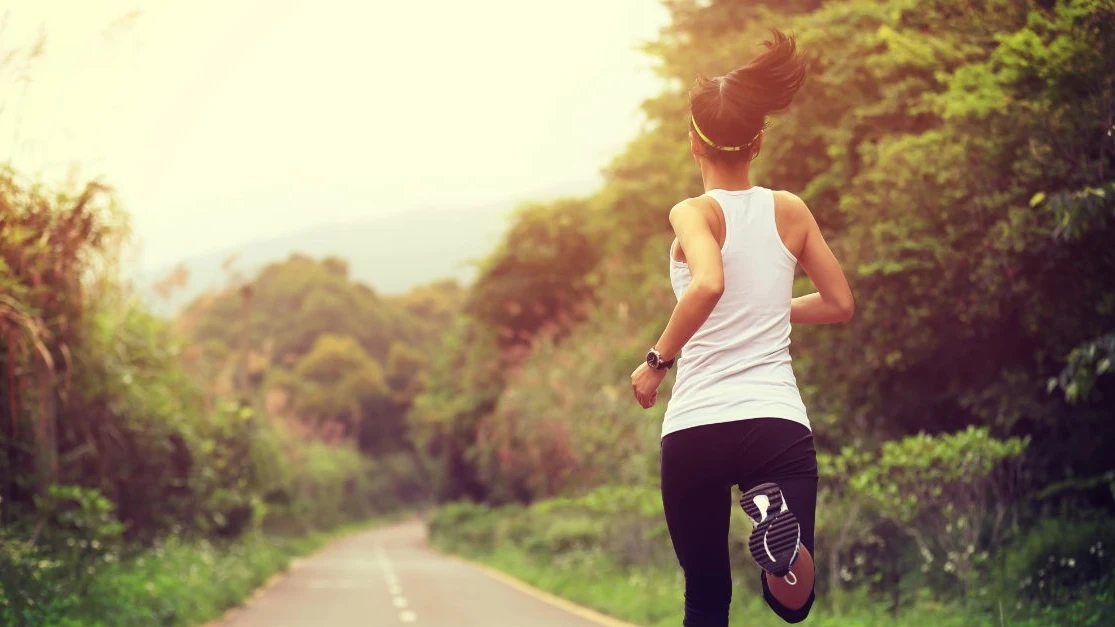 Una mujer haciendo una ruta de running