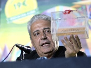 Anthony Blake guarda en una urna el resultado de las elecciones generales Anthony Blake guarda en una urna el resultado de las elecciones generales
