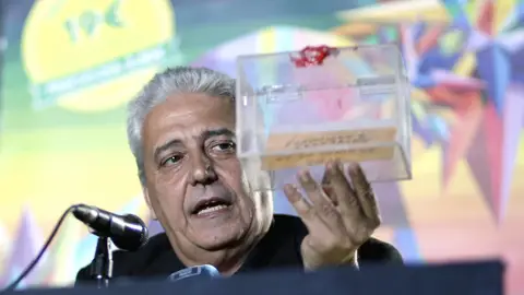 Anthony Blake guarda en una urna el resultado de las elecciones generales Anthony Blake guarda en una urna el resultado de las elecciones generales