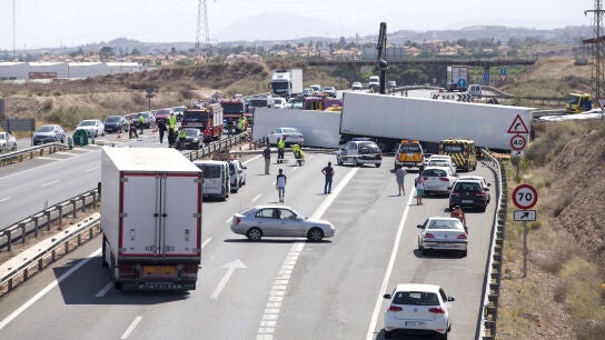 Tres muertos al colisionar dos camiones y dos turismos en Murcia