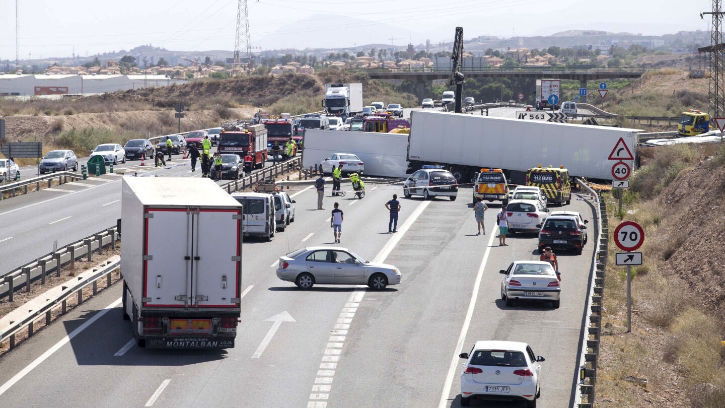 Tres muertos al colisionar dos camiones y dos turismos en Murcia