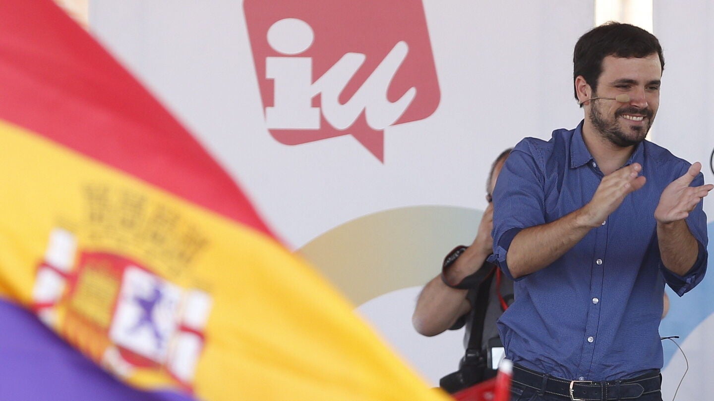 El candidato de Unidos Podemos, Alberto Garz&oacute;n, durante un mitin en el distrito de Vallecas 