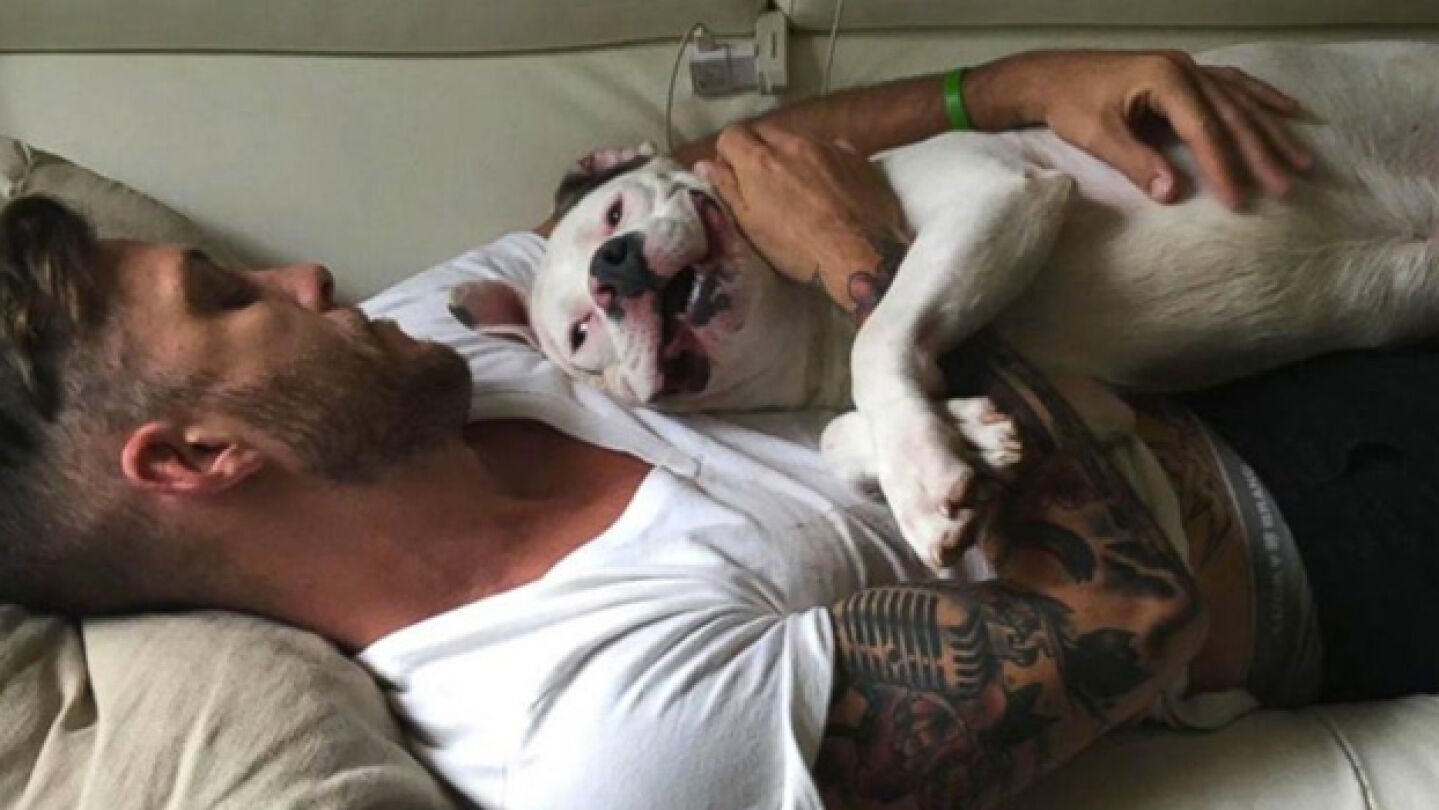 Dan Tillery con su perro Diggy