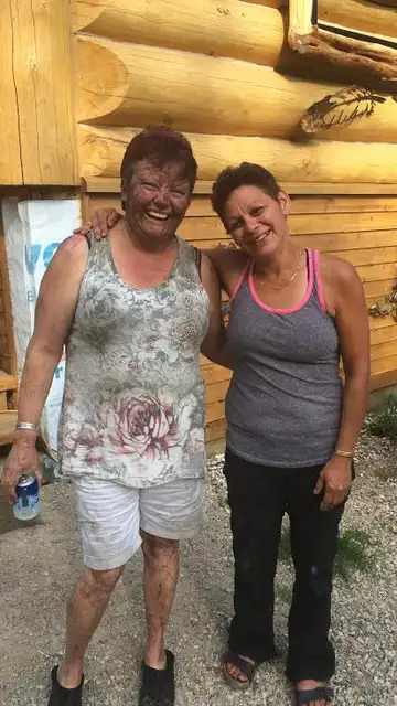 Joanne Barnaby y su amiga en su reencuentro Joanne Barnaby y su amiga en su reencuentro