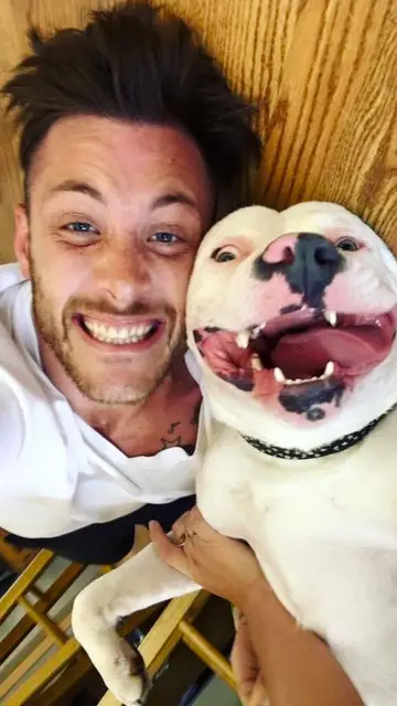 Dan Tillery con su perro Diggy Dan Tillery con su perro Diggy