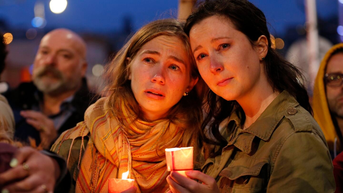 Funerales, velas y flores recuerdan a las v&iacute;ctimas