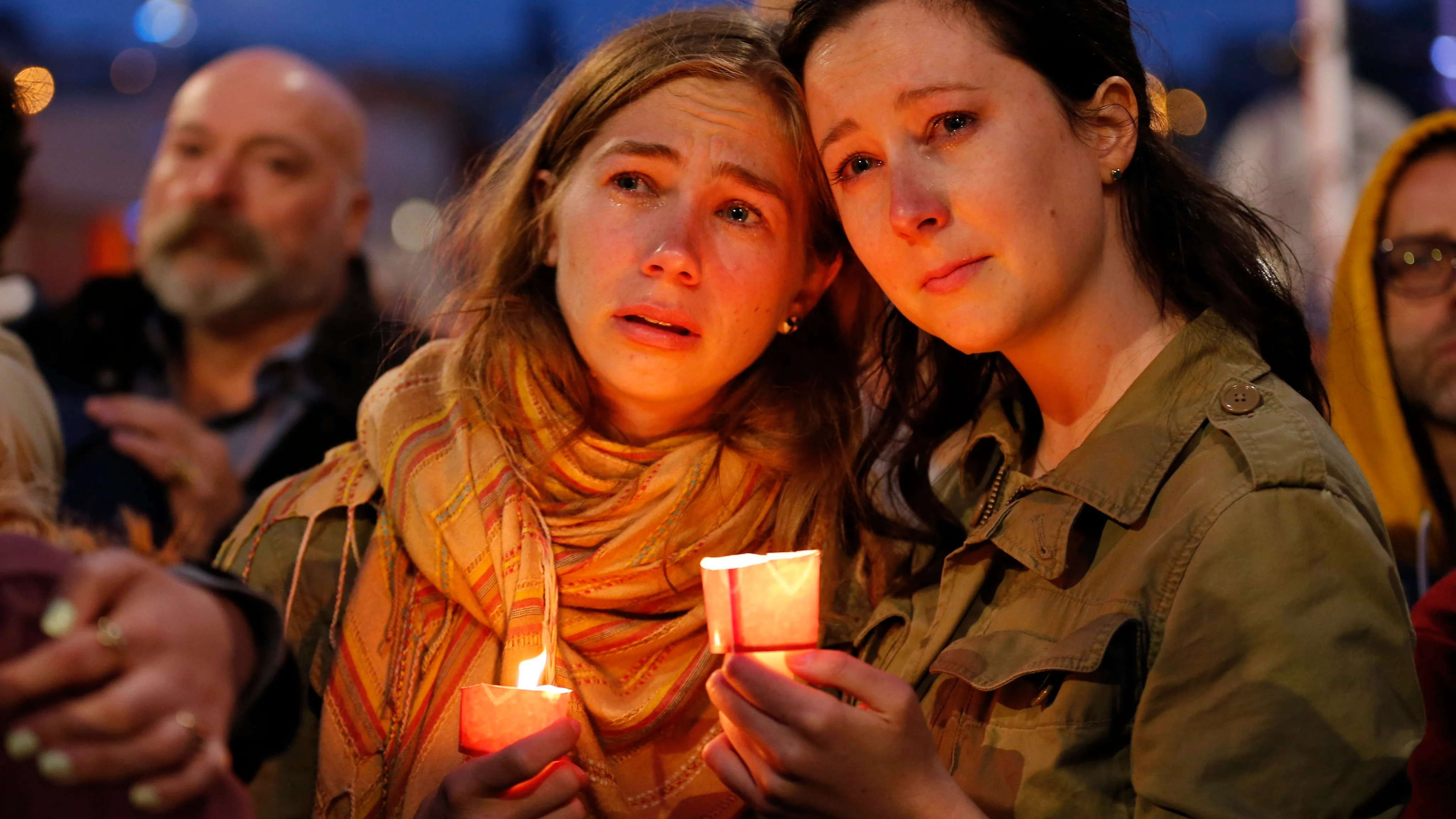 Funerales, velas y flores recuerdan a las víctimas