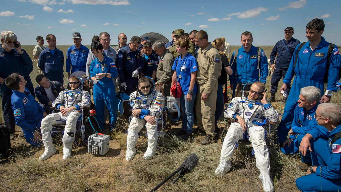 Aterriza con éxito la nave Soyuz TMA-19M, con tres tripulantes a bordo Aterriza con éxito la nave Soyuz TMA-19M, con tres tripulantes a bordo