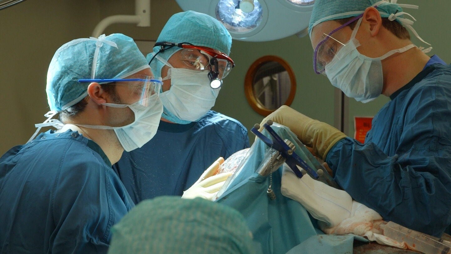M&eacute;dicos operando 