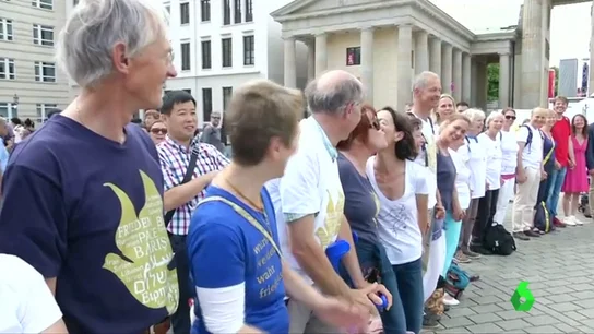 Frame 21.489515 de: BESOS Frame 21.489515 de: BESOS