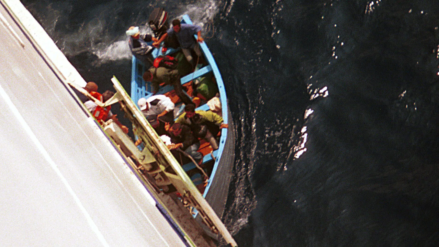 Rescate de una patera Rescate de una patera