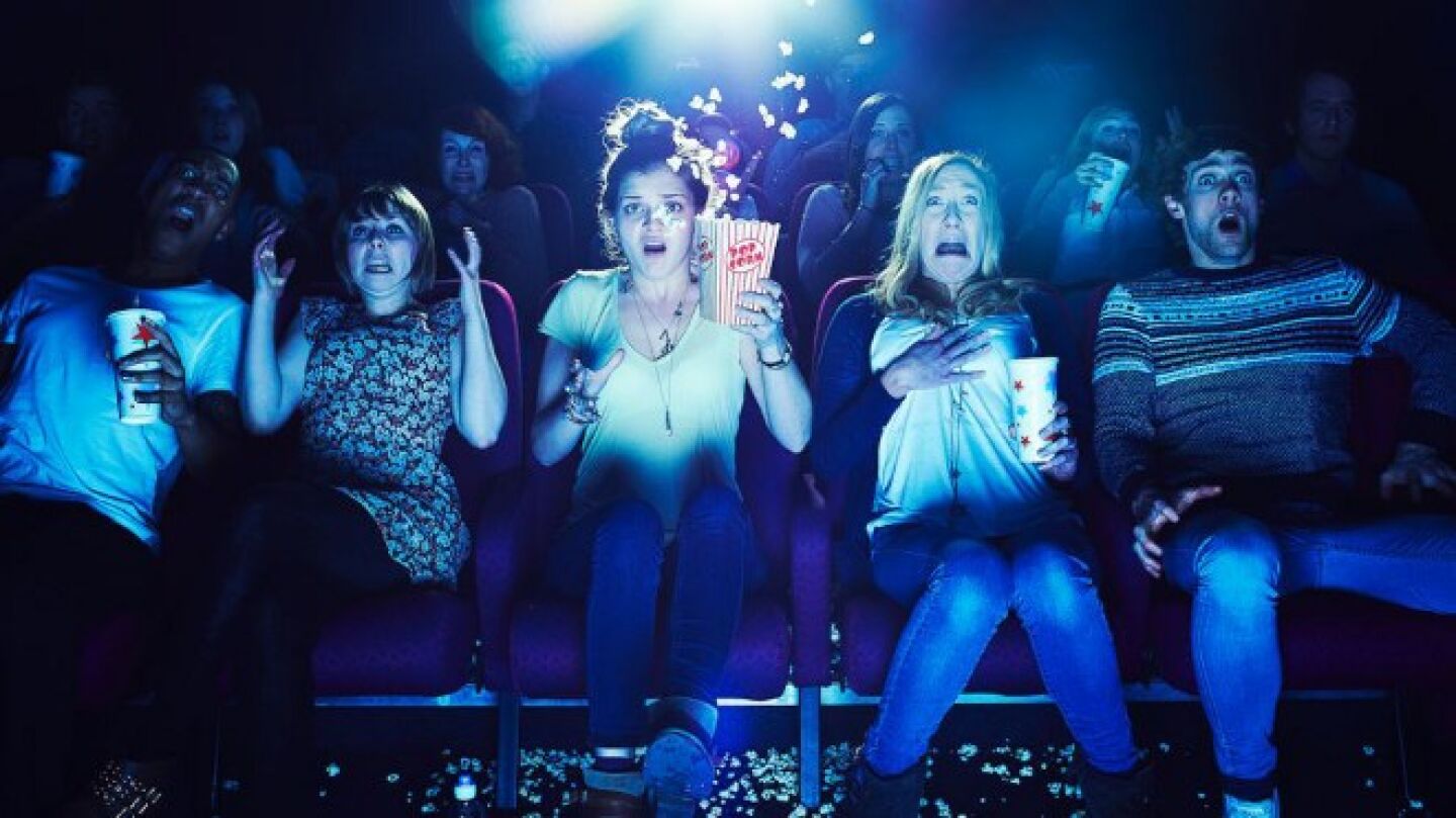 Gente viendo una pel&iacute;cula de terror