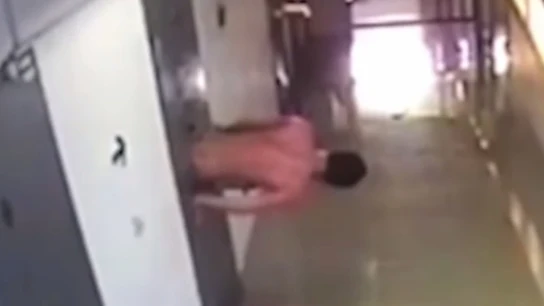 El preso escapó por la rendija por la que le pasan la comida El preso escapó por la rendija por la que le pasan la comida