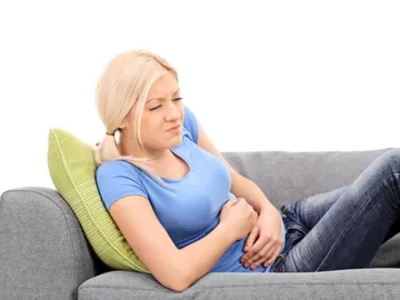 Una mujer con problemas de gases Una mujer con problemas de gases