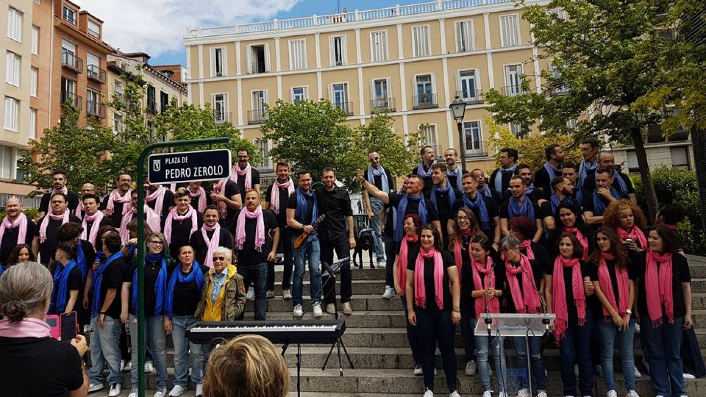 Voces LGTB de Madrid en la plaza de Pedro Zerolo