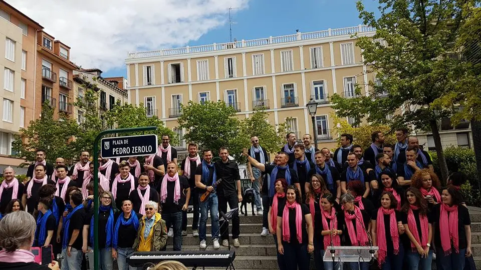 Voces LGTB de Madrid en la plaza de Pedro Zerolo