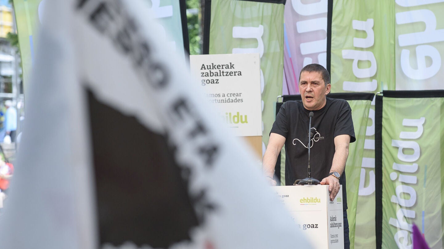 Arnaldo Otegi en un acto de campa&ntilde;a