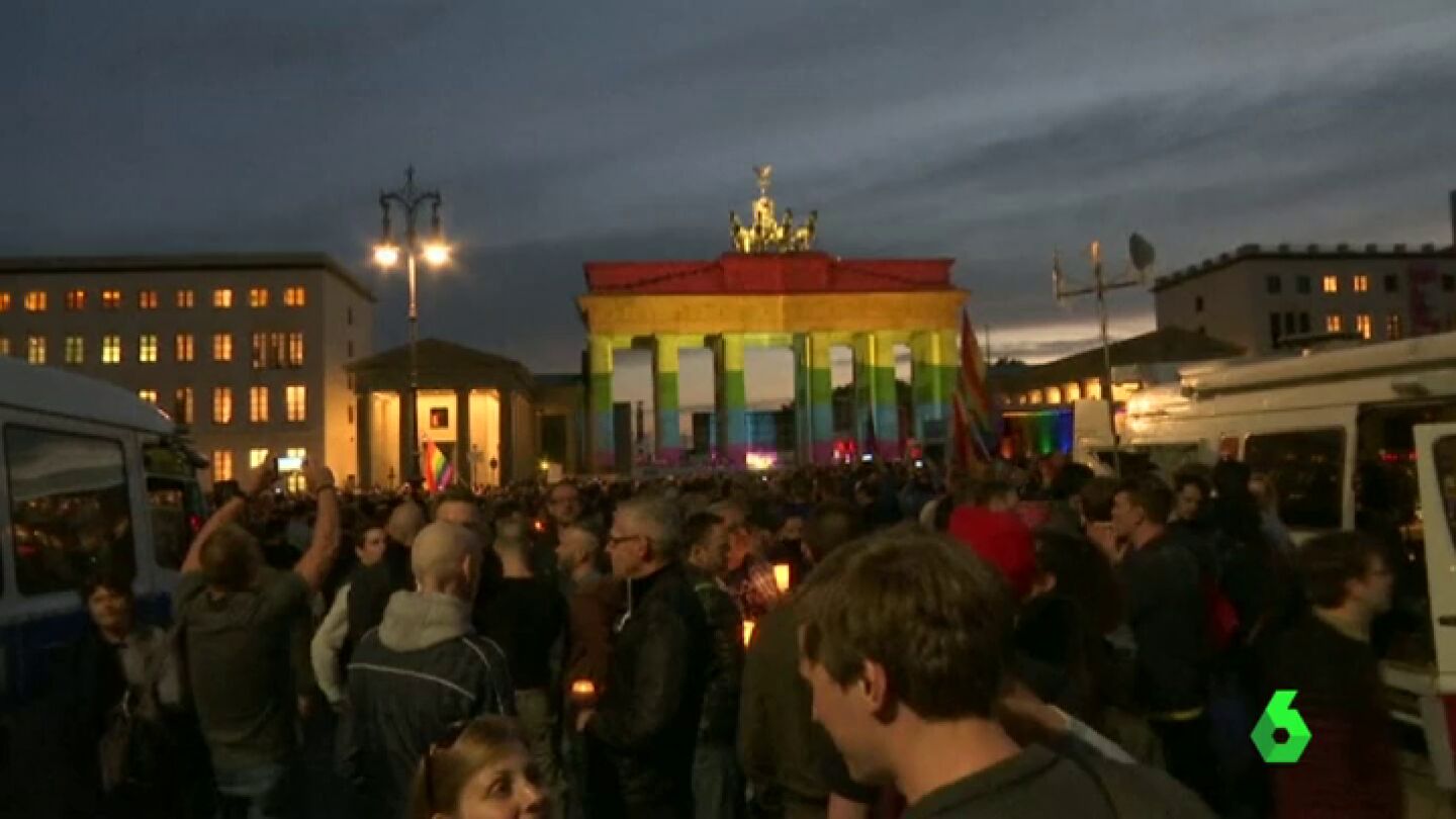 Frame 0.0 de: El recuerdo a las v&iacute;ctimas de Orlando marcan las celebraciones del Orgullo Gay en decenas de ciudades