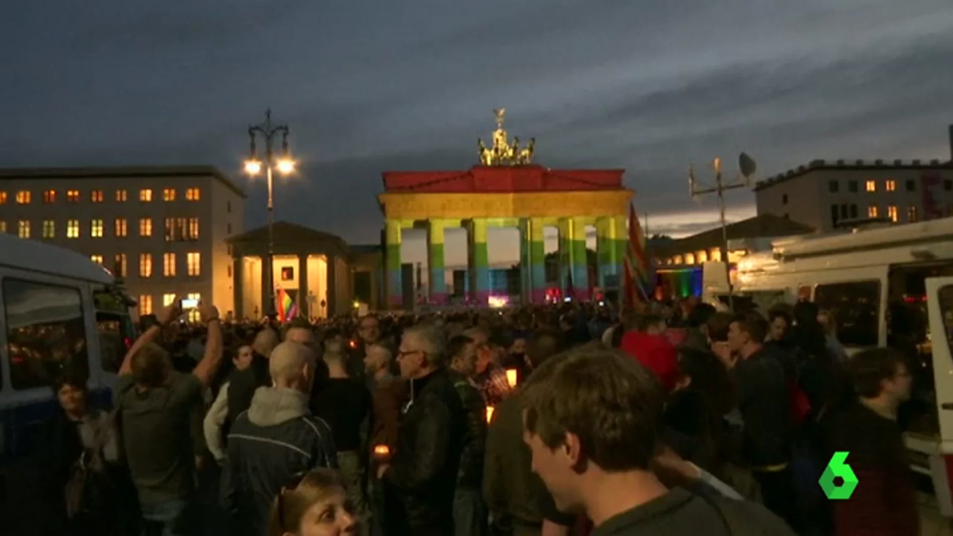Frame 0.0 de: El recuerdo a las víctimas de Orlando marcan las celebraciones del Orgullo Gay en decenas de ciudades