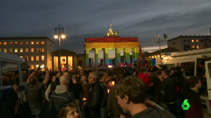 Frame 0.0 de: El recuerdo a las víctimas de Orlando marcan las celebraciones del Orgullo Gay en decenas de ciudades Frame 0.0 de: El recuerdo a las víctimas de Orlando marcan las celebraciones del Orgullo Gay en decenas de ciudades