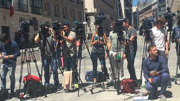 Periodistas esperando que Iglesias hable ante los medios