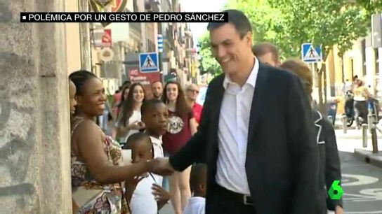 Pol&eacute;mico saludo de Pedro S&aacute;nchez