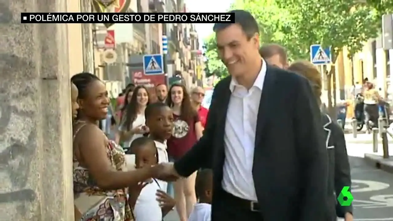 Polémico saludo de Pedro Sánchez