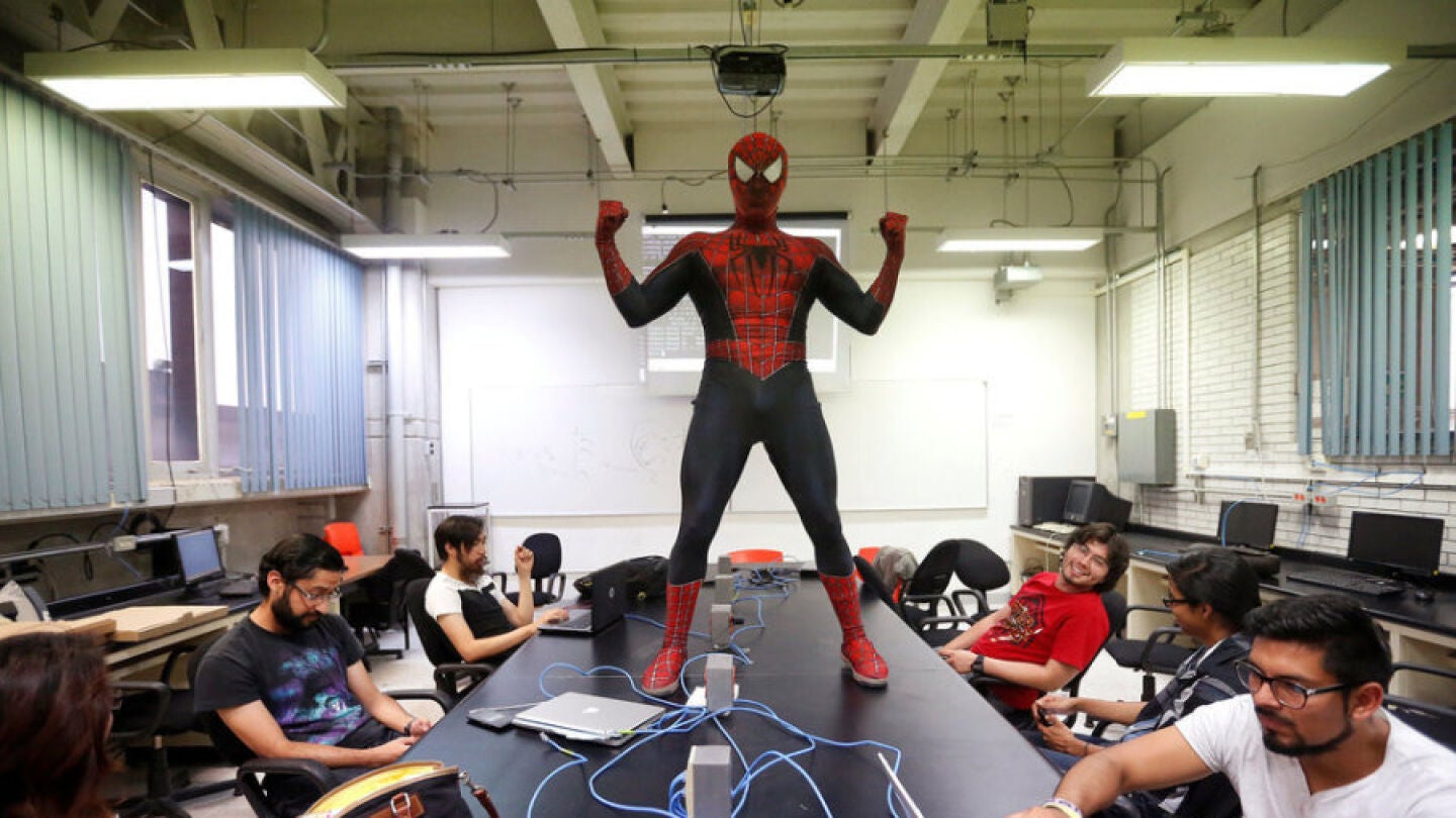 Mois&eacute;s V&aacute;zquez, disfrazado de Spiderman