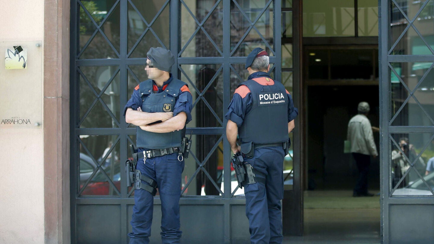 Dos Mossos d'Esquadra, en la entrada del Hotel Arrahona, de Sabadell